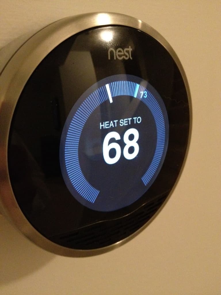 termostato smart home per domotica e controllo impianto senza persone visibili