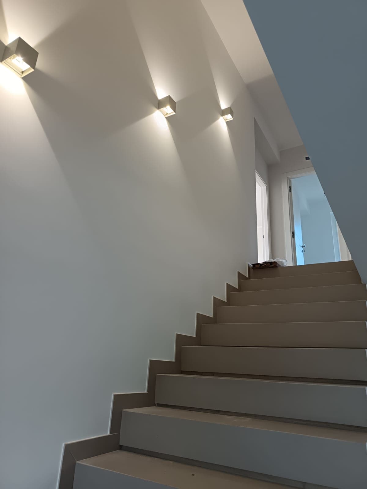 illuminazione reale a led in scala interna a Corigliano-Rossano