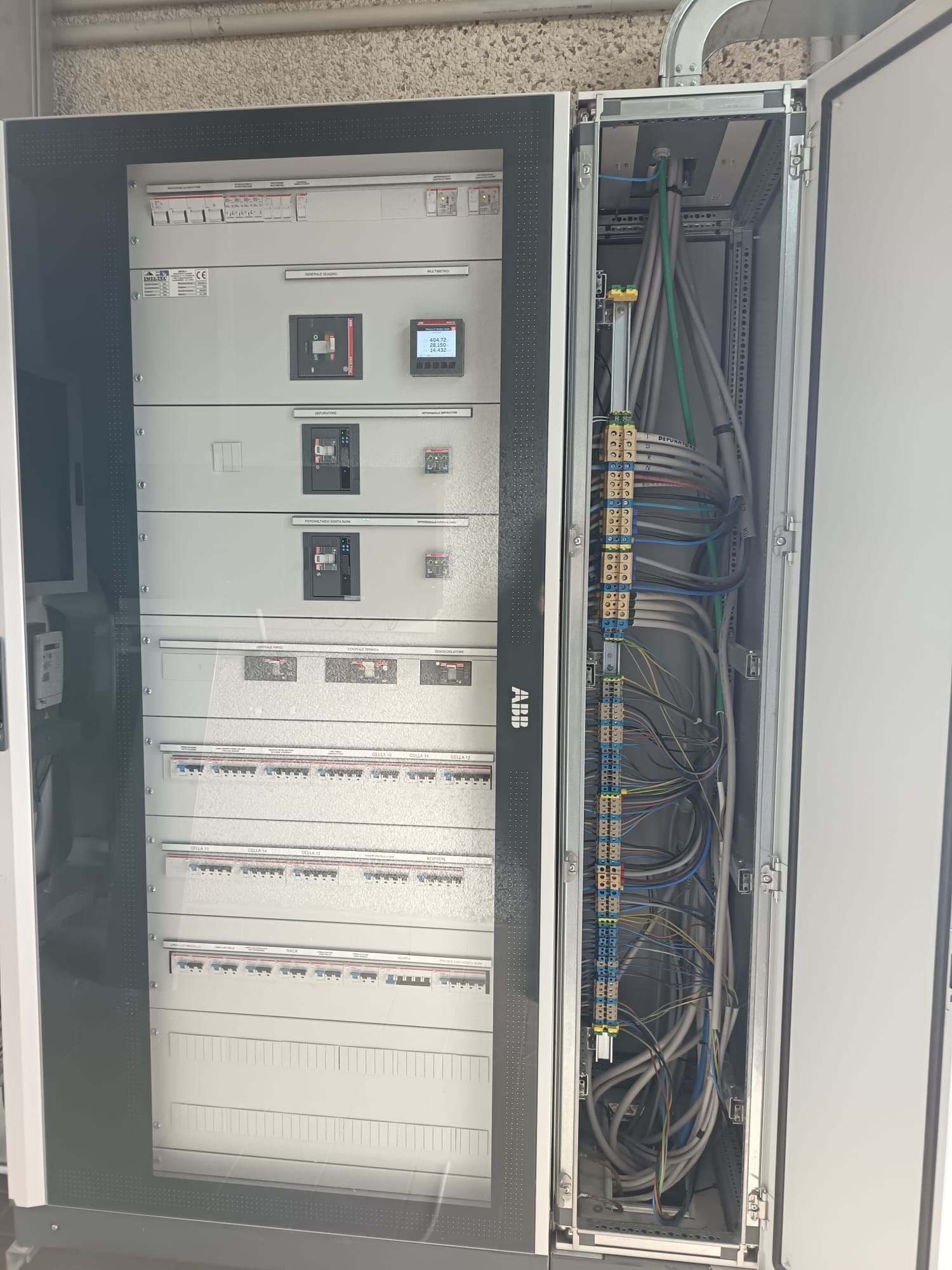 quadro elettrico industriale reale durante manutenzione a Corigliano-Rossano
